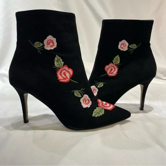 Betsey Johnson Estelle Black Embroidered Flower Boots Heels Size 8.5 Whimsigoth - Picture 2 of 13